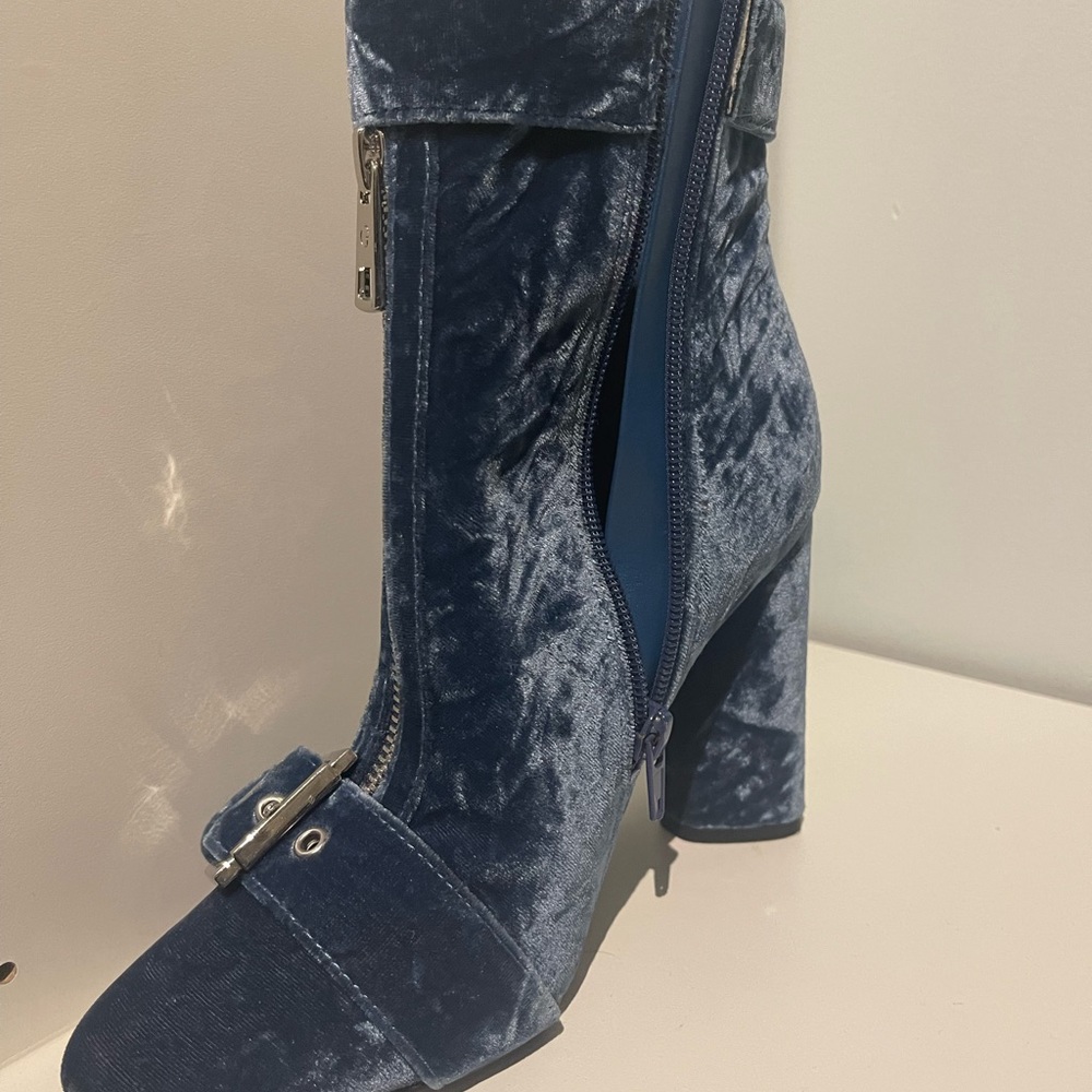 guess velvet boots never worn - size 6